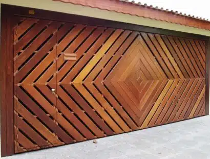 Portão de Madeira Tubular com detalhe em “Deck”