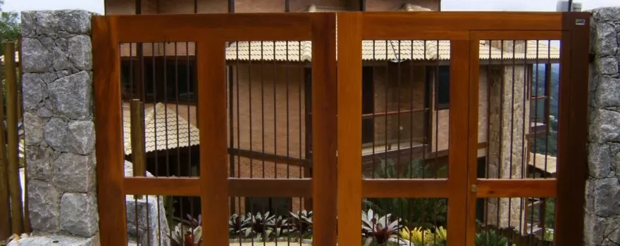 Portão de Madeira com Assoalho de Cumarú